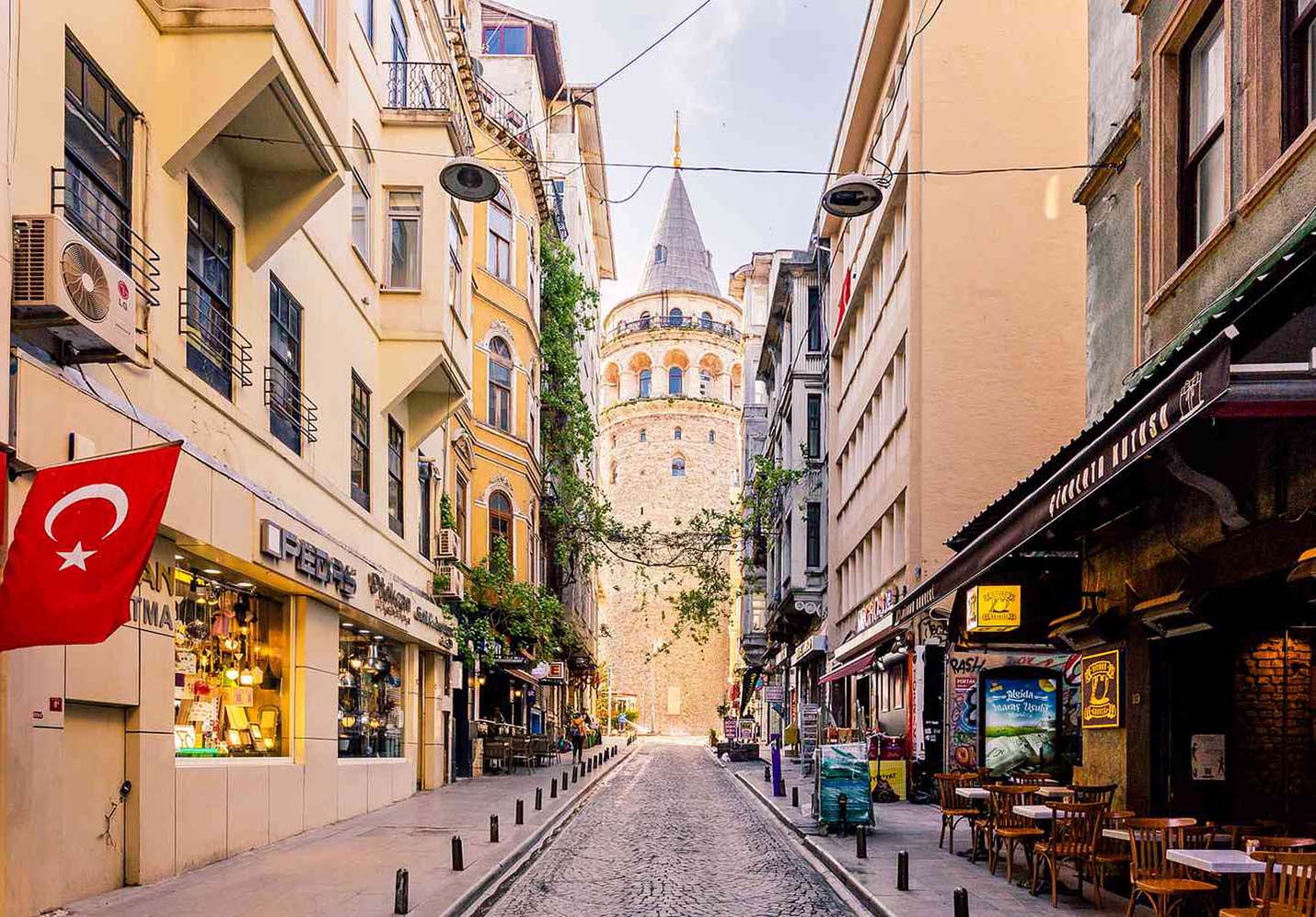 Istanbul: Where Love Blossoms:A Romantic Escape